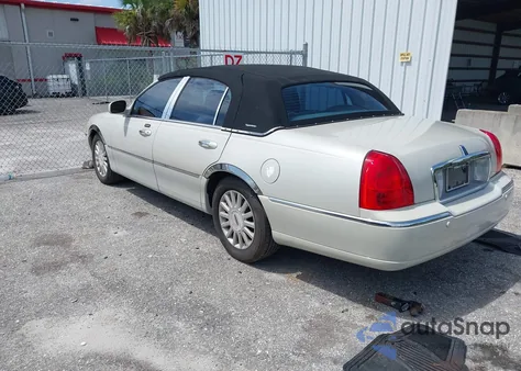 2005 Lincoln Town Car Signature z USA, uszkodzony, nr VIN 1LNHM81W05Y626516